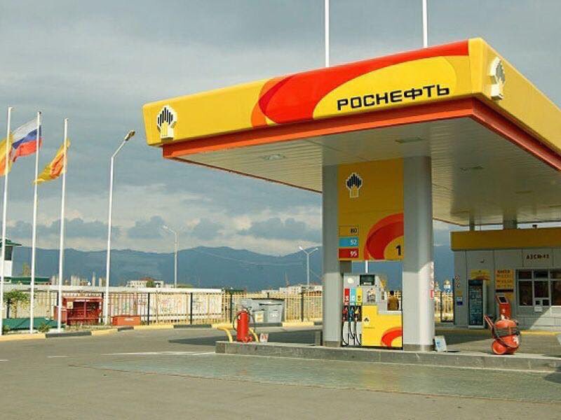Роснефть Монголд колонкоо байгуулж хямд шатахуун нийлүүлэе гэхэд импортлогчид эсэргүүцсээр байгаад болиулсан. Одоо оруулж ирэх цаг нь болжээ! Гадны банкуудыг ч оруулах хэрэгтэй. Хуйвалдаж иргэдийг мөлжөөд сурцан хувалзнууд‼️