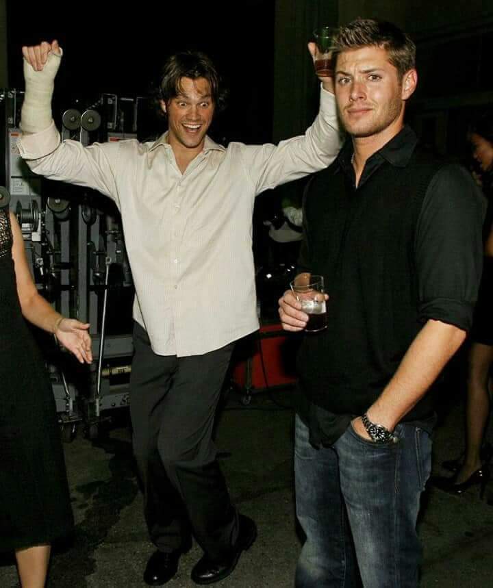 ArgWantsSPNCon's tweet photo. En una fiesta. ¿Cuál sos? ¿Jared o Jensen? Twittea la respuesta con el hashtag 
#ArgentinaWantsSpnCon
#SupernaturalWarner  Supernatural
@ArgenComicCon
@WarnerChannelLA https://t.co/q0M6Baqf2o