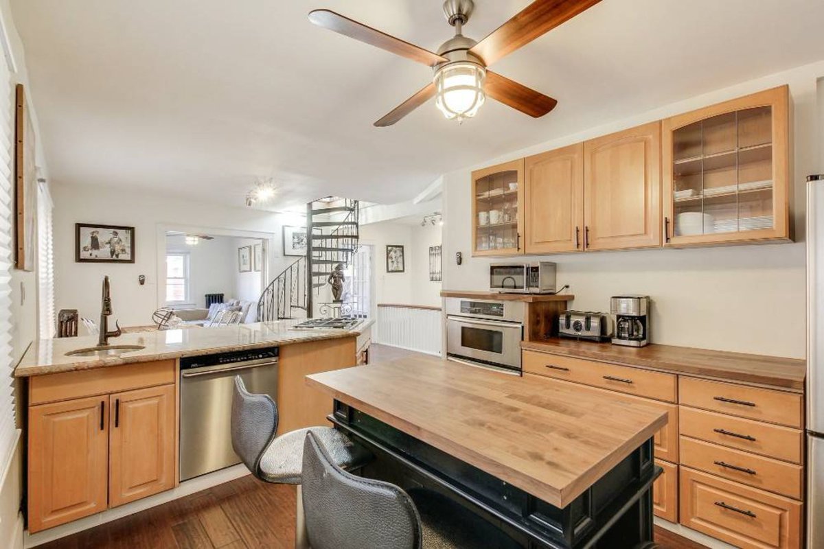 blogTO's tweet photo. What a $3,500 apartment looks like in #Toronto right now https://t.co/LaSGNYVpDV https://t.co/NzKIK7pMd3