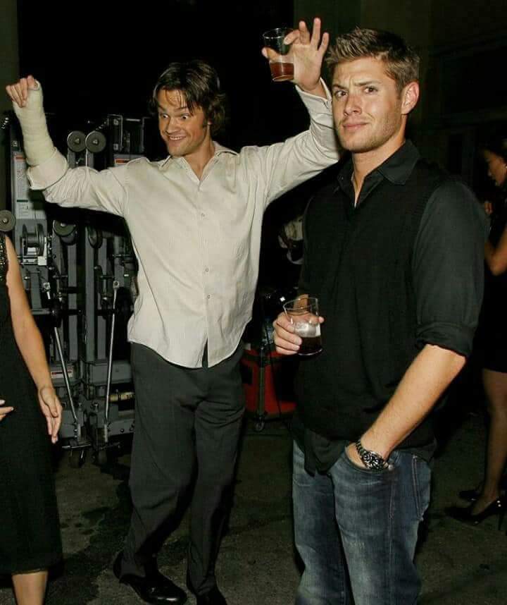 ArgWantsSPNCon's tweet photo. En una fiesta. ¿Cuál sos? ¿Jared o Jensen? Twittea la respuesta con el hashtag 
#ArgentinaWantsSpnCon
#SupernaturalWarner  Supernatural
@ArgenComicCon
@WarnerChannelLA https://t.co/q0M6Baqf2o