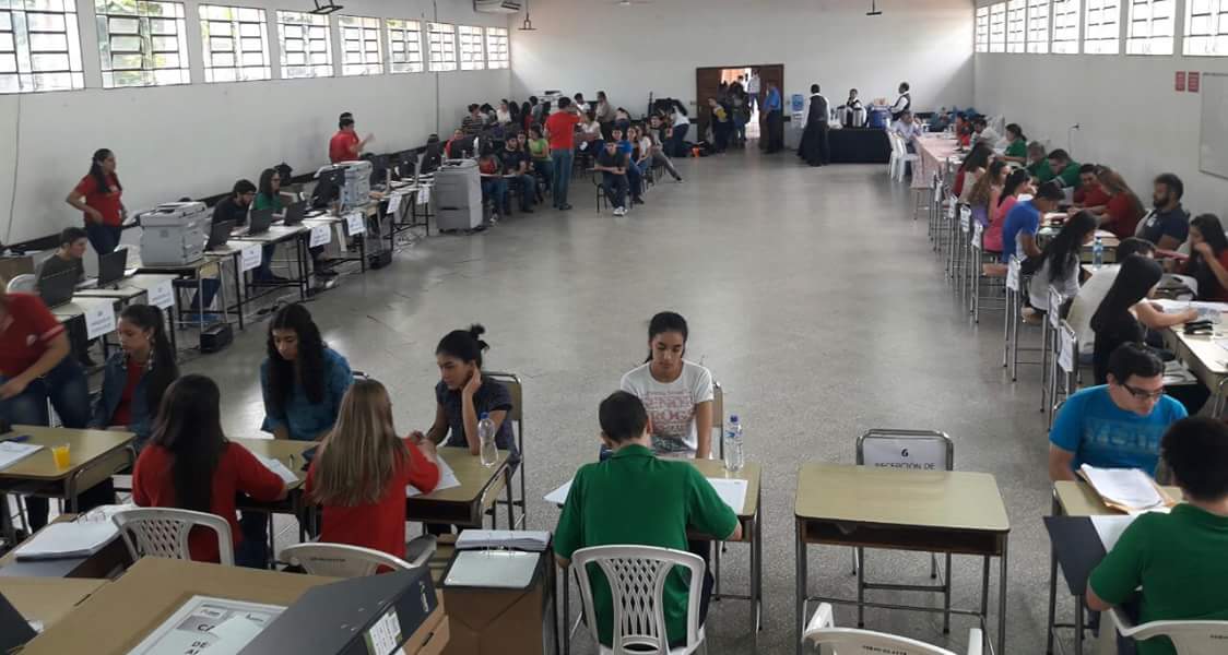 itaipuparaguay's tweet photo. En el último día de recepción física de documentos requeridos para #BecasItaipu un total de 5.865 estudiantes han confirmado su postulación y quedan habilitados para rendir la prueba de competencias básica de Matemática y Castellano el próximo viernes 19 de enero. https://t.co/p27DPsVETJ