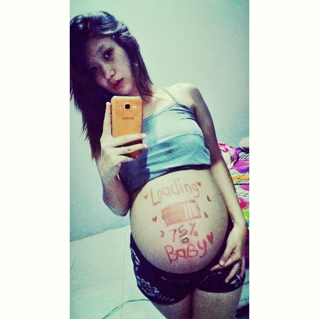 SecretKinks___'s tweet photo. Ava's getting close.. #Pregnant #Fetish #Selfie https://t.co/pDYPBWg2H9