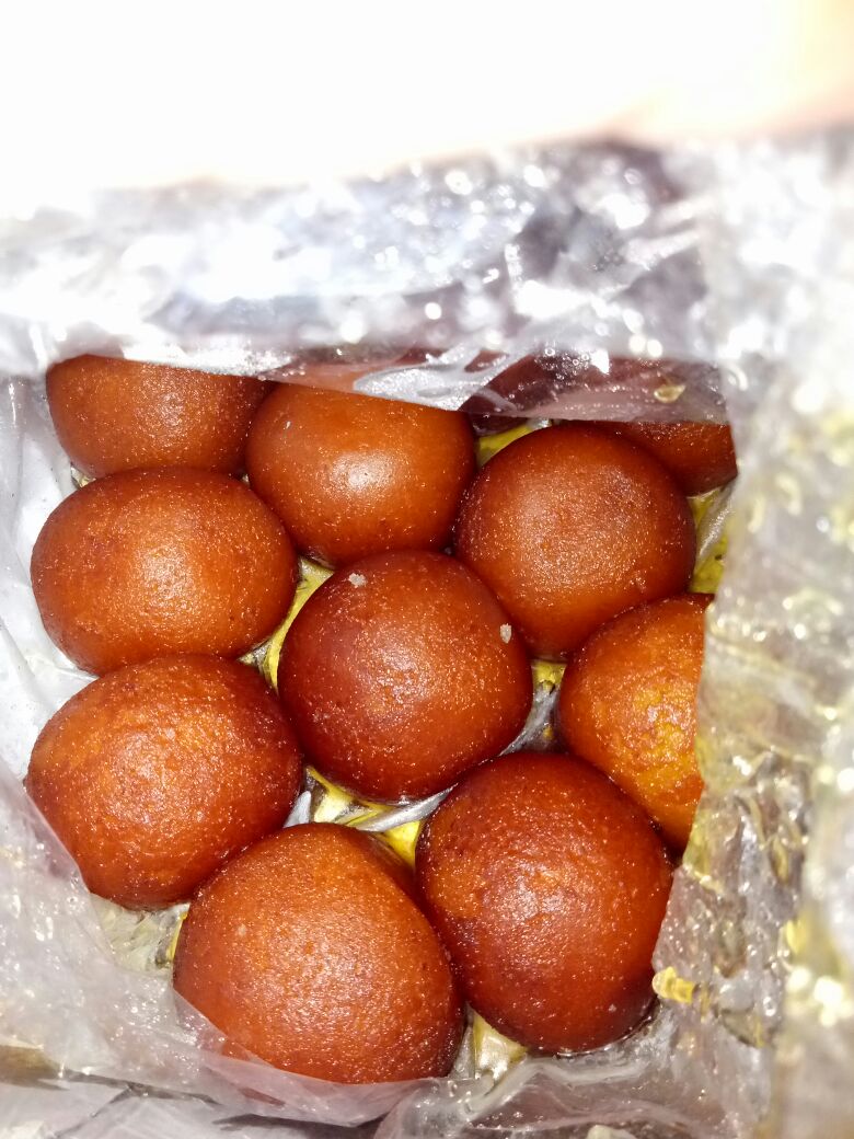 NEHA_KHN's tweet photo. How can I sleep peacefully when there's mithai in the house from Mian Channo?
#CrazyforSweets #foodyMe 😋 https://t.co/3y80wHJPJ9
