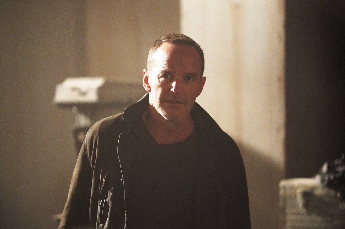 AgentsofSHIELD's tweet photo. Face front, True Believers! An all-new chapter of @Marvel’s #AgentsOfSHIELD starts now. Retweet if you’re watching! https://t.co/y81Eqg50lF