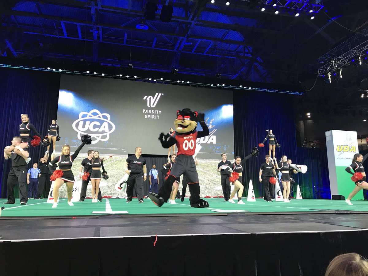 UCAupdates's tweet photo. 👏🏻👏🏻👏🏻👏🏻 Lets Go UC! The tradition and excitement from the Bearcats was fantastic! @GoBearcatsCHEER #UCAnationals https://t.co/OFWWx93Tds