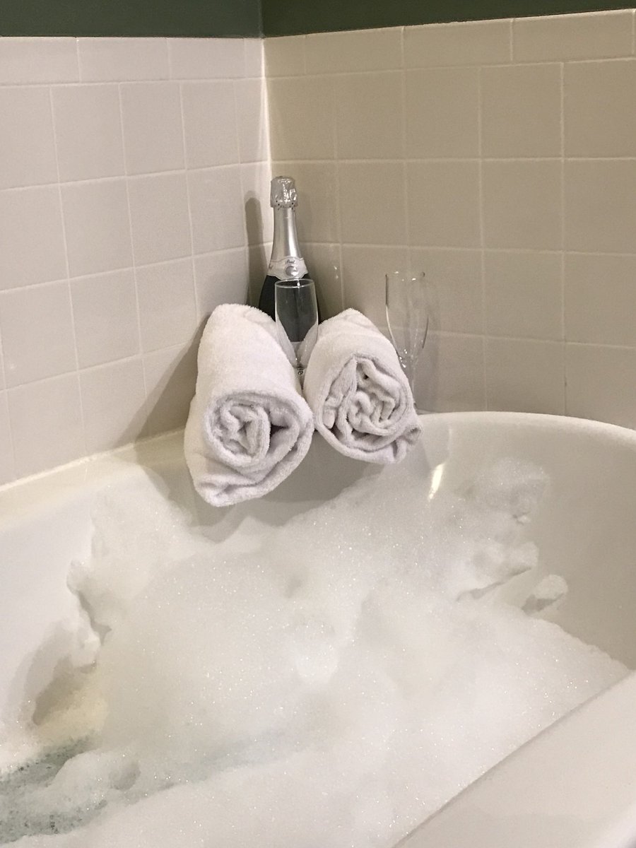LongfellowsNY's tweet photo. Looking for something to do for the long weekend? Look no more. Call to book our Romance Pkg. 518-587-0108 #saratoga #longweekend #romance https://t.co/VQeQXSGCmp
