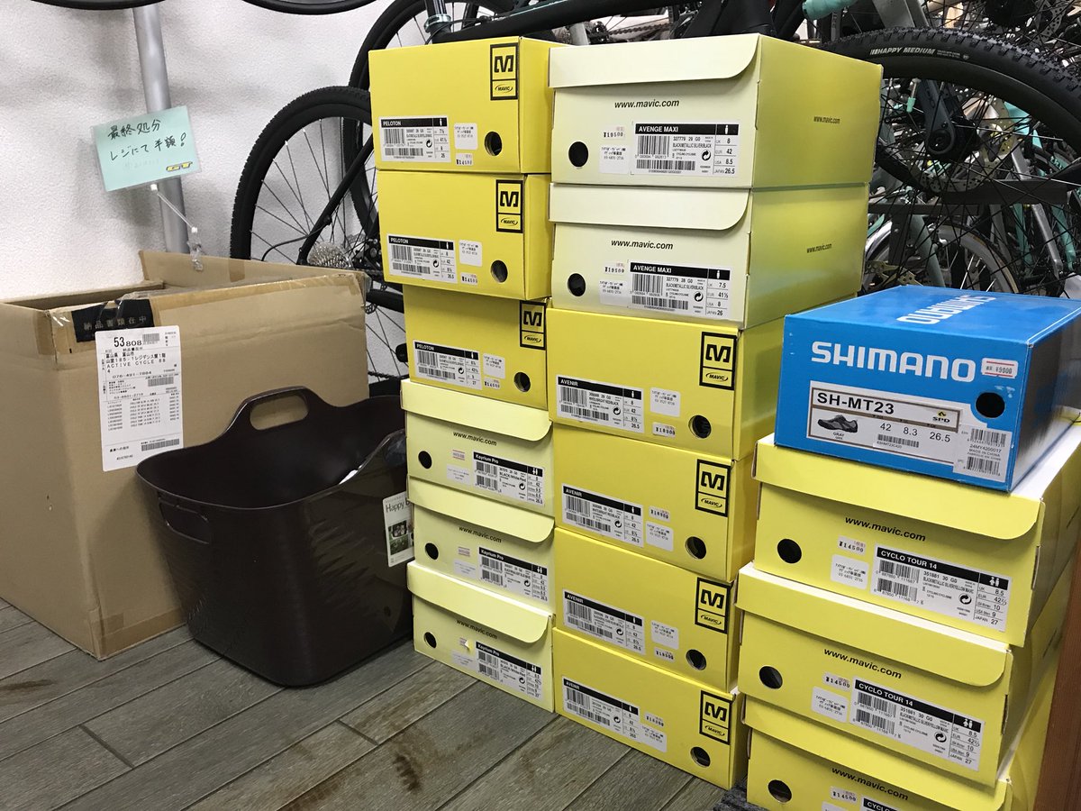 ActiveCycle884's tweet photo. レジにて半額コーナーにシューズが登場！#884アウトレット https://t.co/aFqE7Doao1