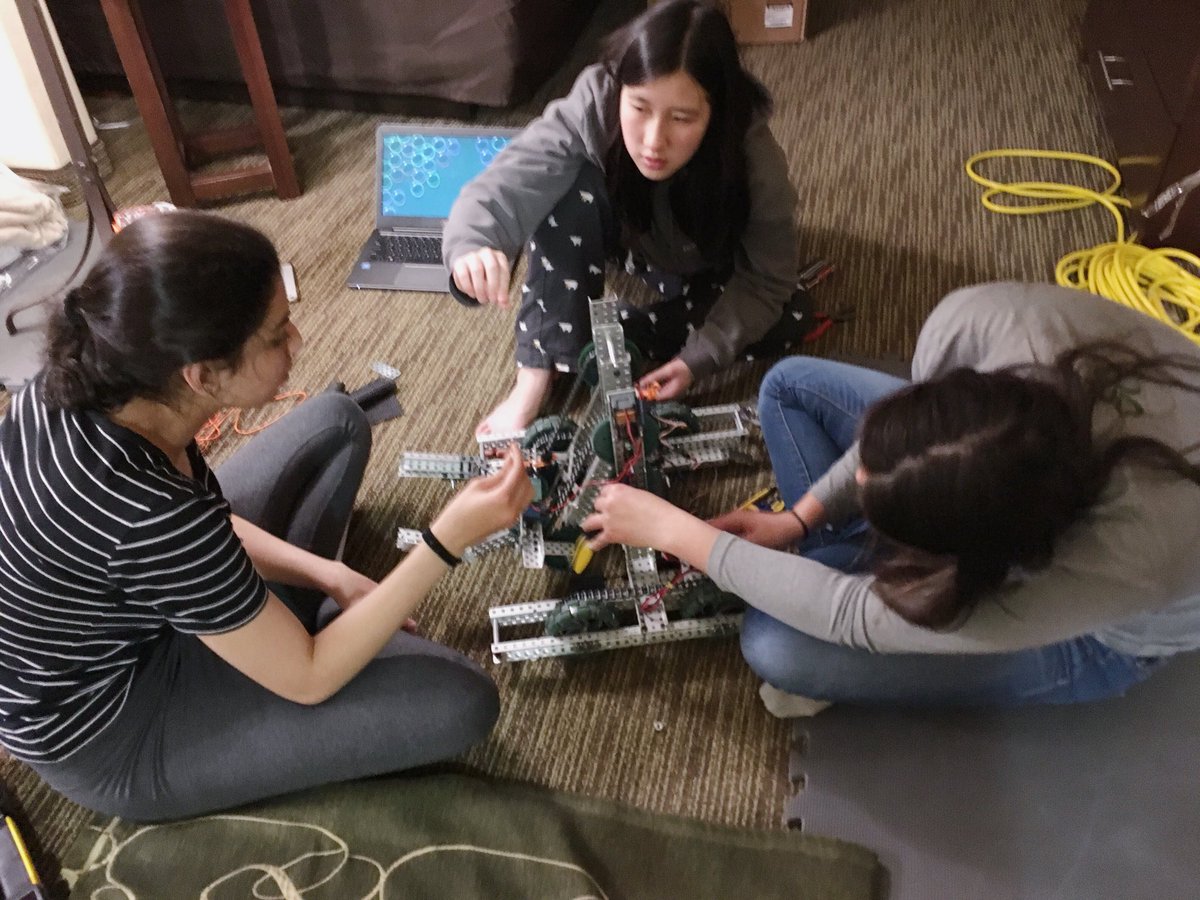 spiderapp1e's tweet photo. late night building with spider apple #SHCrobotics #SHCTakesCeres https://t.co/7xNx34nG3Z