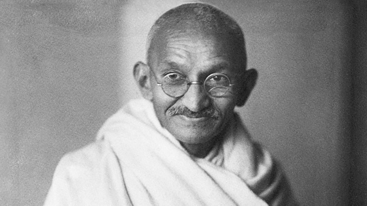 KitapAlintisi's tweet photo. 'Yanlışı savunup kalabalıkları arkama katmaktansa, doğrumu savunup yalnız kalmayı tercih ederim.' - Gandhi https://t.co/zNVCVwKSFa