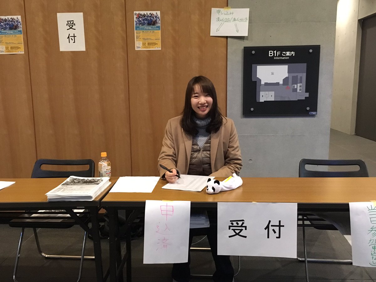 【ちょっとひと息💭メンバー紹介】

4年生の樋口です。
今日は入り口付近にスタンバイし、受付嬢としてみなさまをお迎えします👸🏻

やさしいので、みんなのためにホッカイロを常備しております！☺️💡