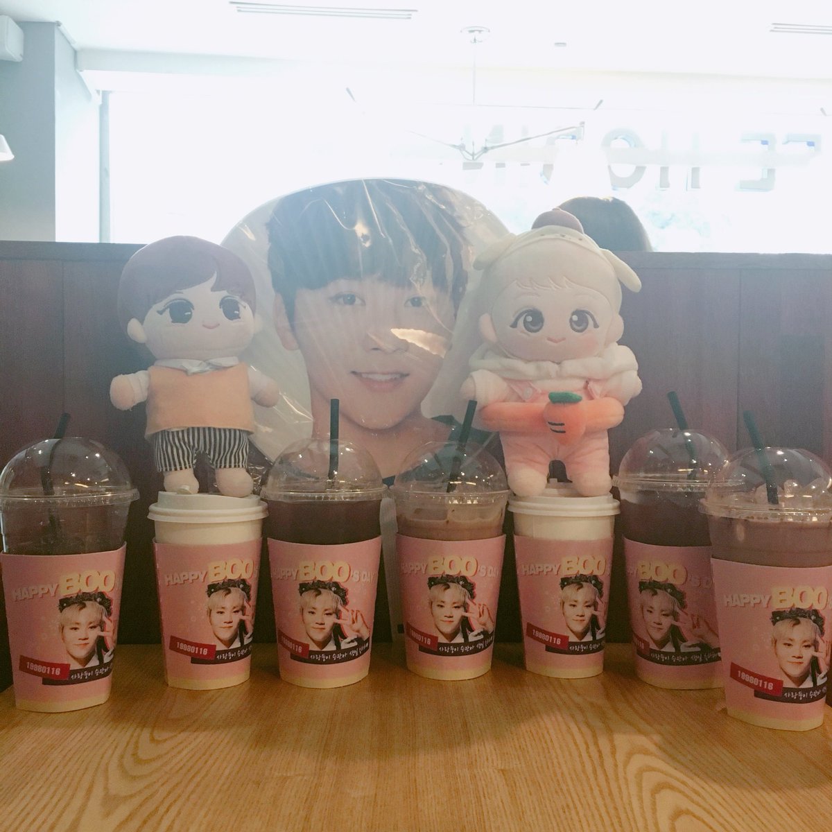 save_0116's tweet photo. 컵홀더 짱짱! 너무 예뻐요 ( ღ'ᴗ'ღ )
카페 안에 가득한 뿌 얼굴 보니까 너무너무 행복했습니다 흑흑 😿😿
예쁘게 준비해주셔서 감사해용~~~♥️
@dear_fever #뿌야_생일_이불덮고_소리질러 https://t.co/niaDSDms2h