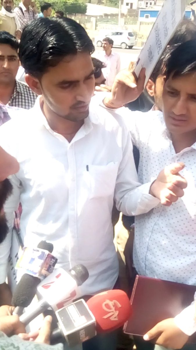 RanveerGodara16's tweet photo. Rpsc ldc 2013 चयनित अभ्यर्थी 16जनवरी को बाड़मेर में मोदी की की सभा में करेंगे विरोध  प्रदर्शन, 4 साल से कर रहे है नियुक्ति का इंतजार।
#rpscldc2013 
@VasundharaBJP
@EtvRajasthan_ @AshokParnamiBJP @ndtv @raveeshndtv https://t.co/4LyhxKq19d