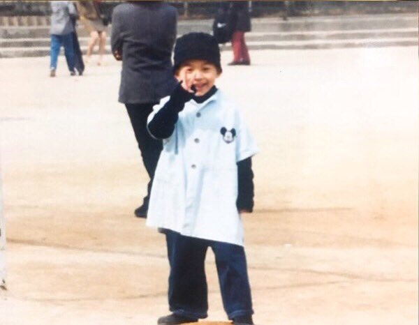 JEABJINYOUNG_TH's tweet photo. (🐥) สุขสันต์วันเด็กค่ะทุกคน เอาเด็กชายอูจีนยองมาฝาก ยิ้มน่ารักตั้งแต่เด็กเลยเจ้าตัวเล็ก ฉองนิ้วด้วยนะฮับ👶🏻🎉💛🍭

#우진영 #HNEXTBOYS #MIXNINE #믹스나인 https://t.co/hPWXt7qYiD