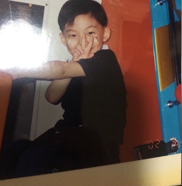 JEABJINYOUNG_TH's tweet photo. (🐥) สุขสันต์วันเด็กค่ะทุกคน เอาเด็กชายอูจีนยองมาฝาก ยิ้มน่ารักตั้งแต่เด็กเลยเจ้าตัวเล็ก ฉองนิ้วด้วยนะฮับ👶🏻🎉💛🍭

#우진영 #HNEXTBOYS #MIXNINE #믹스나인 https://t.co/hPWXt7qYiD