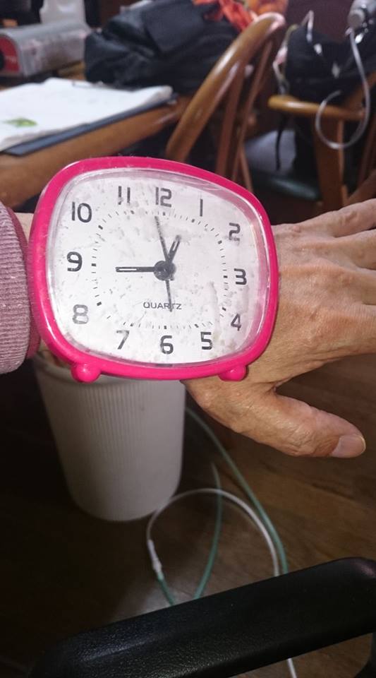 ポチポチ 2代目 のパパ على تويتر 100均の目覚まし時計 裏にマジックテープを接着剤で付けて 腕時計 センター試験 アナログ時計 目覚まし