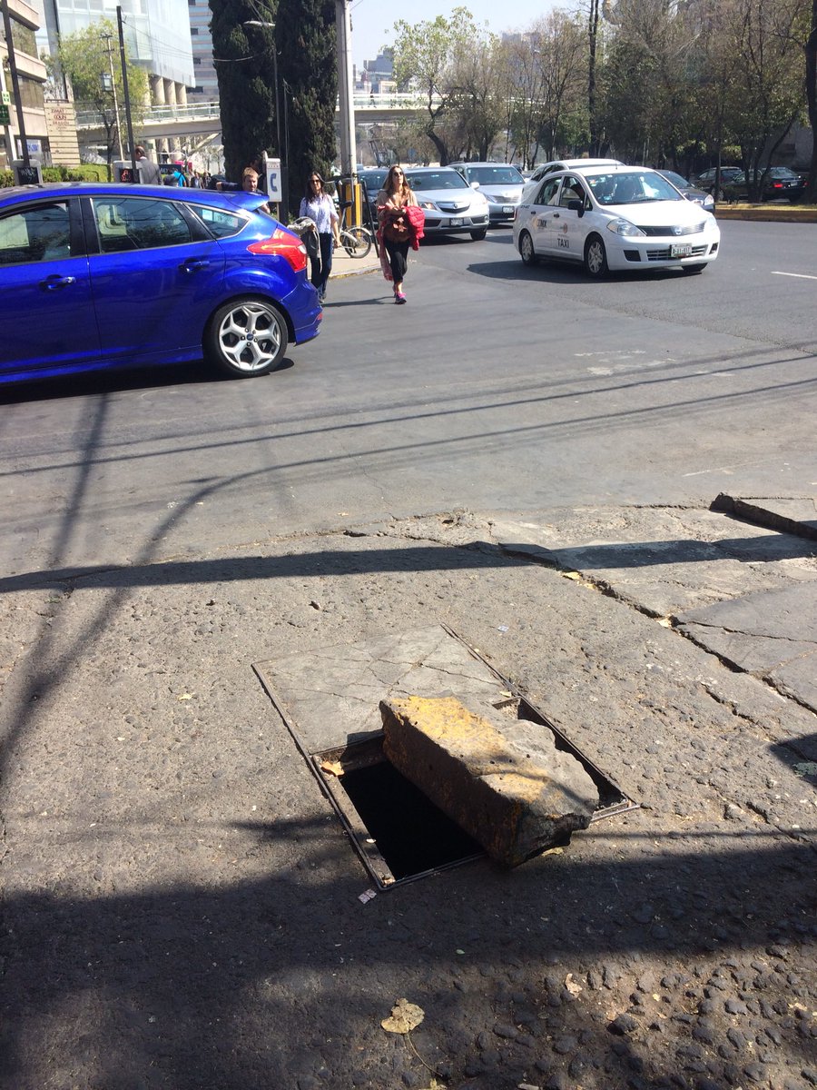 borbolla_de's tweet photo. @peatonesprimero @retioDF Mas seguro caminar por el arrollo vehicular, cuidándote de los automóviles que por las banquetas Que los servidores públicos no caminan ? Que pena https://t.co/JRzXBrJ7KP