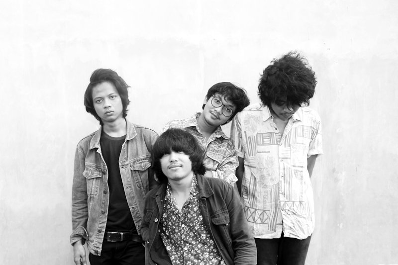 pamityang2an's tweet photo. . @sunsetkilla merilis kembali EP perdananya "40.000 Mil" dalam bentuk kaset pita --> https://t.co/6OZUkBGwA1… https://t.co/vtfJlHF1Es