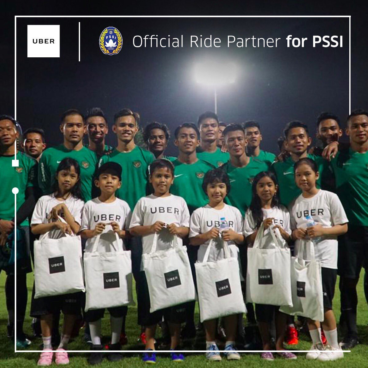 uberWaroengJATI's tweet photo. Kemarin, anak-anak mitra pengemudi Uber yg terpilih telah bertemu langsung dgn TIMNAS Indonesia utk menyaksikan sesi latihan dan memberikan dukungan sebelum pertandingan persahabatan melawan Islandia, Minggu, 14 Januari di Stadion Utama Gelora Bung Karno #PekanTIMNAS #UberXPSSI https://t.co/pkVrDgbySQ