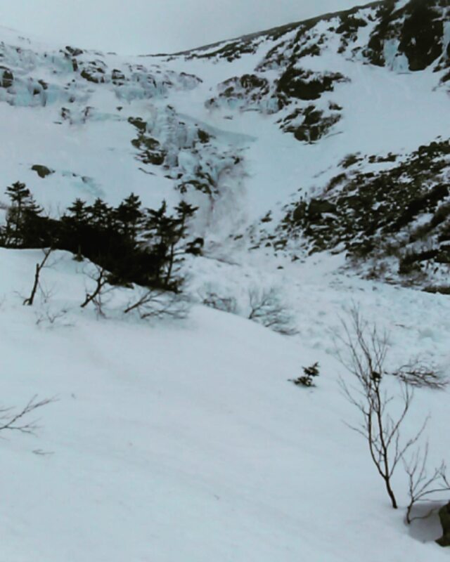 Avalanchecenter's tweet photo. Very firm snow conditions in steep terrain above numerous hazards. If you fell, you likely wouldn't be able to stop and potential for serious trauma would be high.
#tuckermanravine , 10:30 am Sat. 1/20
#slideforlife #mwac @julboeyewearna @arcteryxboston https://t.co/ZyyoG2TIQ1 https://t.co/EszxmIOI34