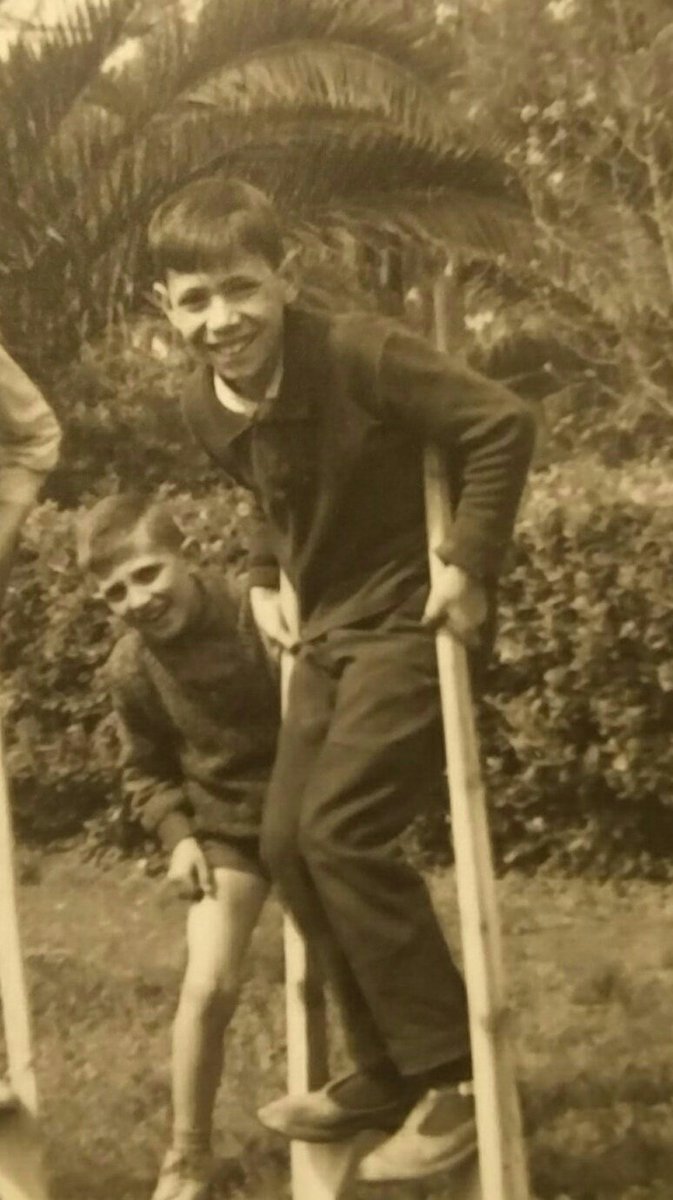 twitosuna's tweet photo. @azurita1962 es posible que sea usted este mozo? El de la foto también es Antonio Zurita, ex alumno de los Salesianos... https://t.co/AiEu9c8wgT