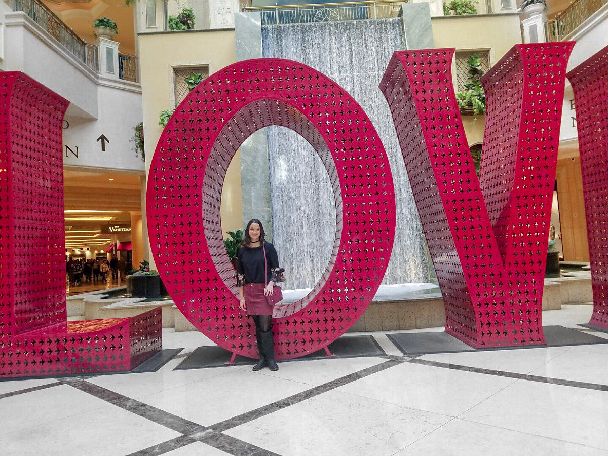 L O V E ❤️ Caesar’s Palace 
Where is somewhere you’ve always wanted to live? ✈️
#travelbloggers #lbloggers @FemaleBloggerRT #TeaCupClub #bbloggers 
instagram.com/p/BeLZxQzDty9/