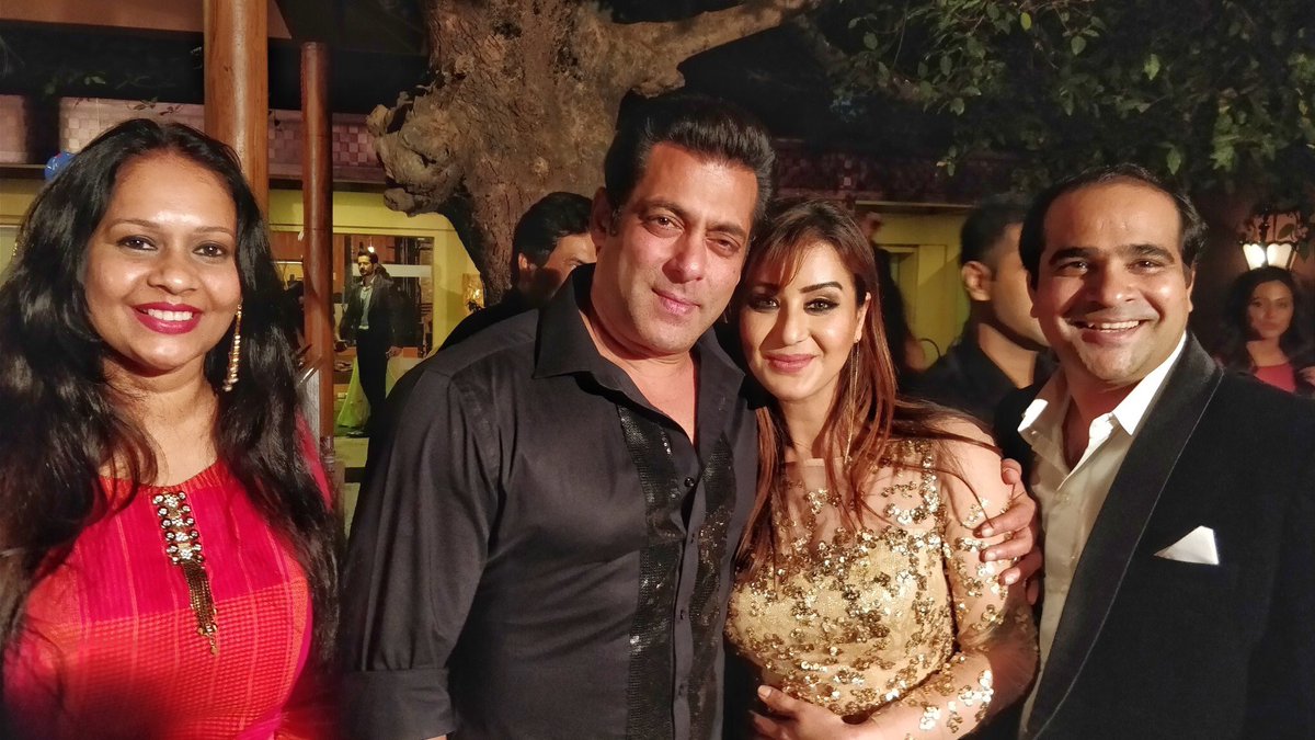 rajhanda190's tweet photo. Indeed such a gem of a person SalmanBhai is.
@BeingSalmanKhan
One glimpse from the finale night
@ShindeShilpaS
@SheetalS28
@ShindeAshutosh @RealVinduSingh @Gajal_Dalmia @UsMeTah @Team_Shilpa @TeamShilpaStans @ShilpaFan1 @being_rukhsarr @RealKruti101 

Queen Shilpa Returns https://t.co/iW61E48Cl6