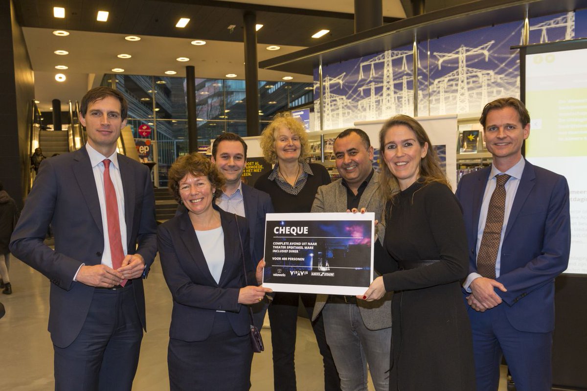 Minister <a href="/WBHoekstra/">Wopke Hoekstra</a> en wethouder <a href="/ftdejonge/">Froukje de Jonge</a> lanceren de AlmeerseUitdaging. Succes <a href="/almereuitdaging/">AlmeerseUitdaging</a>! marktplaats voor goede doelen. En veel dank <a href="/VisaVis_theater/">Vis à Vis</a> voor het feestelijke aanbod van 400 vrijkaarten. Op naar mooie matches! youtu.be/VXnBqz-PEdg