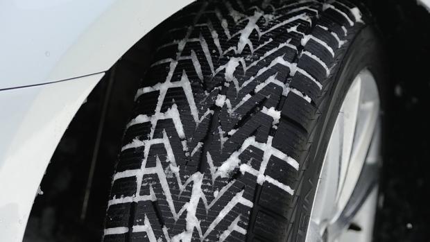 Het extreme weer veroorzaakt veel ongelukken. Toch heeft maar een op de drie Nederlanders #winterbanden onder de auto. Moet dit verplicht worden? #coderood rtlnieuws.nl/editienl/winte…