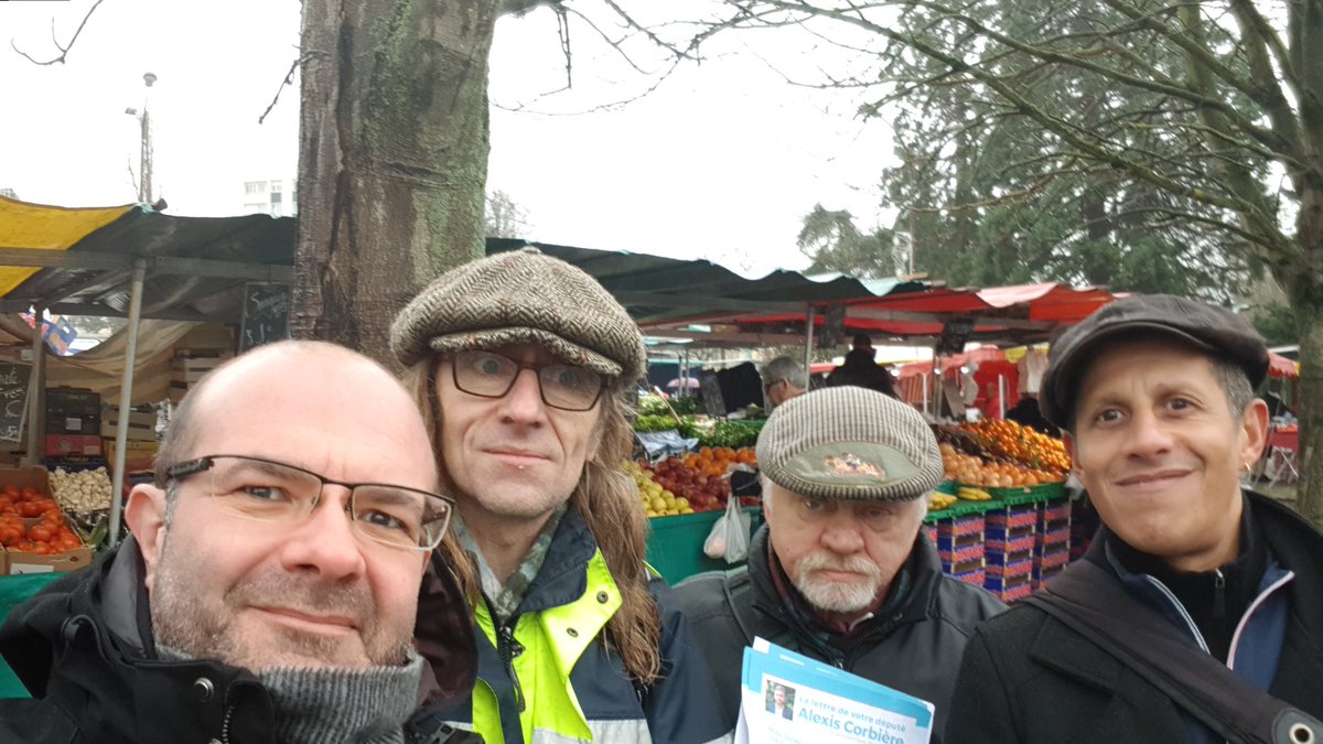 franckboissier's tweet photo. Par tous temps la France insoumise #Montreuil est présente aux #Ruffins. Distribution de la lettre du député @alexiscorbiere https://t.co/gpW3bzYe47