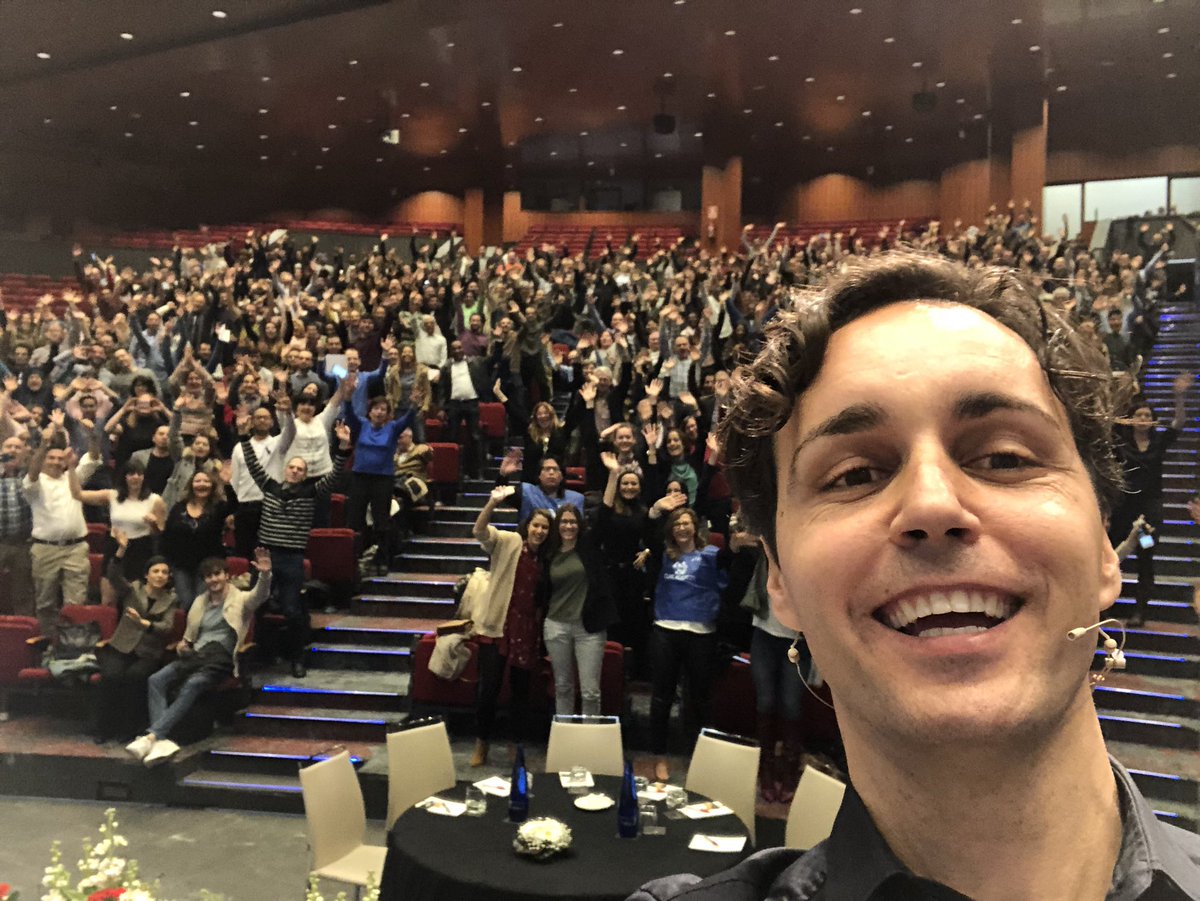 anxo's tweet photo. Hoy dirigiéndome a 2.000 emprendedores #AMWAY, uno de los mejores negocios a los que sumarse en el siglo XXI. 

“El éxito es un cúmulo de MOMENTOS-ATRÉVETE” 

#LaInteligenciaDelExito https://t.co/Zl9jKfsZ6m
