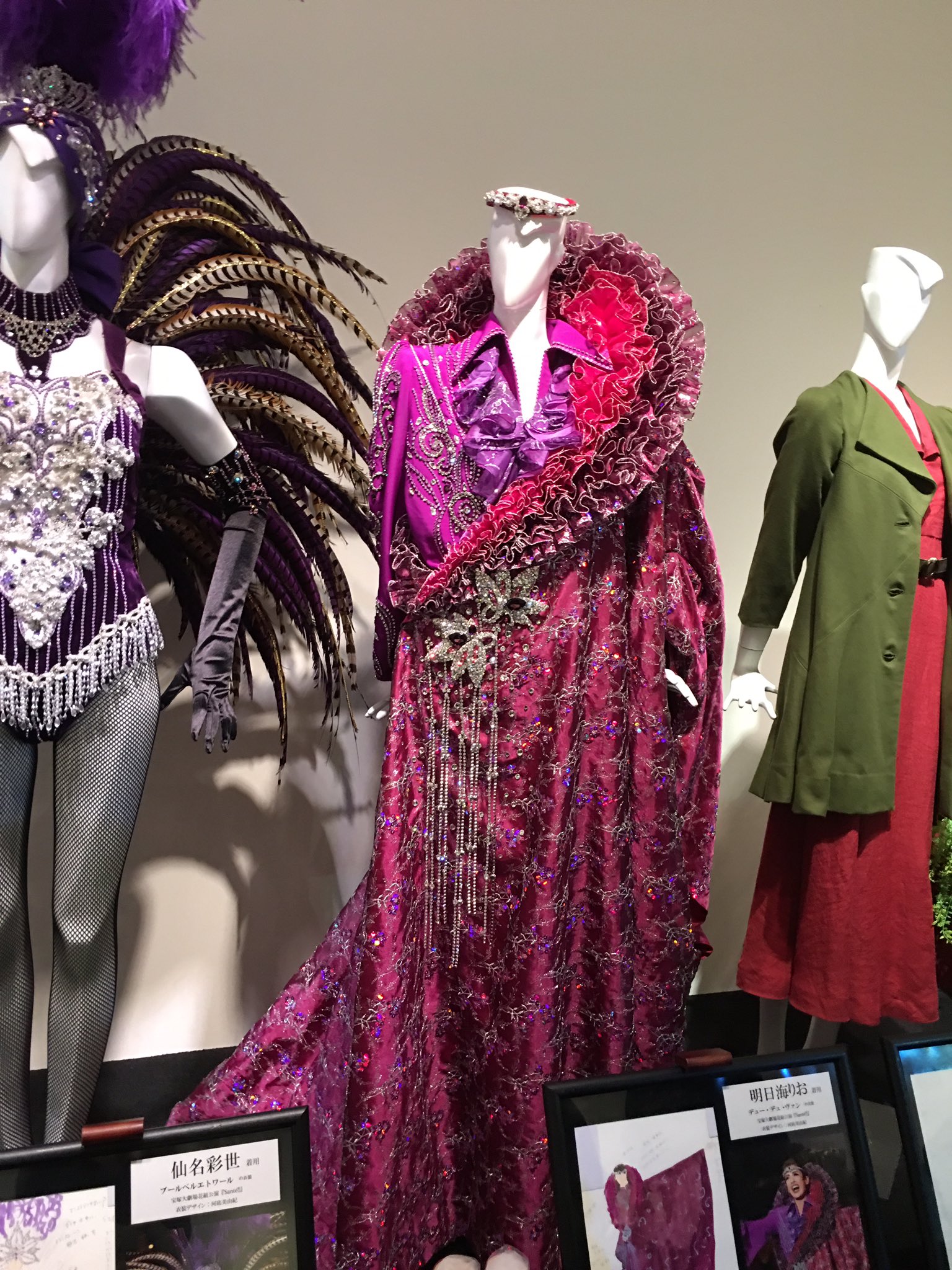 ヅカネイリスト ポーの一族観劇前に 宝塚の殿堂 に行ってきました 繊細でゴージャスな衣装 宙組周年企画展も 危うく開演時間を忘れそうでした 宝塚 ヅカネイル ポーの一族 花組 明日海