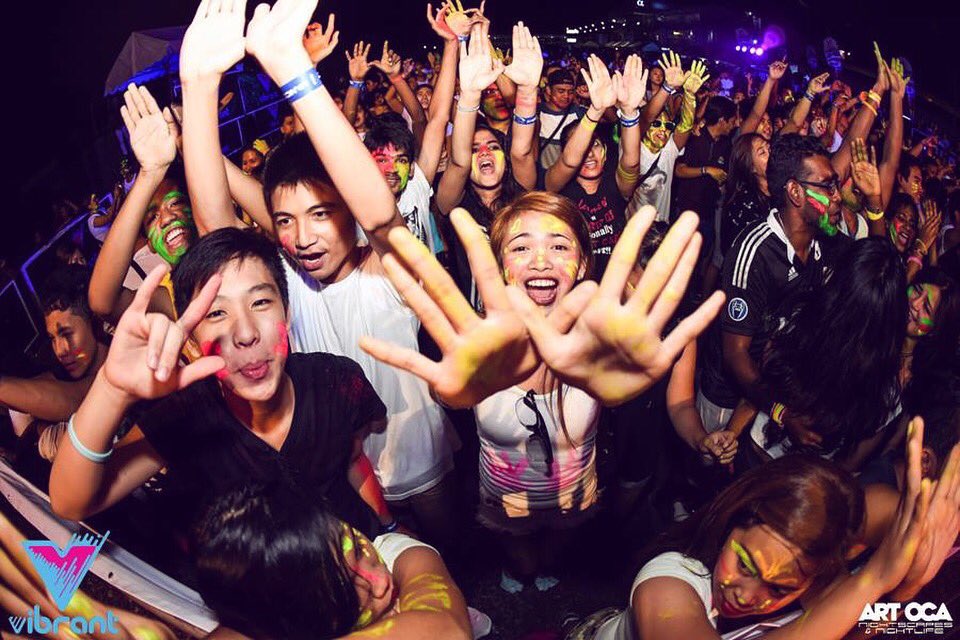 VibrantFest's tweet photo. Celebrate with your friends, boyfriend, girlfriend, classmates, professors — ANYONE IS WELCOME. 🙌🏻👐🏻#VibrantxUniversities #VibrantFest #GoWildWithPaint https://t.co/OasjxSecOI