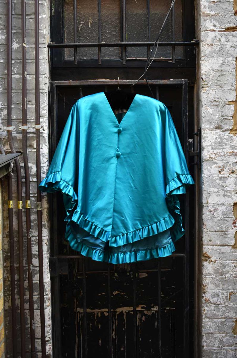 This classic 1960s Hardy Amies cape will be only £95 (was £250!) in our upcoming clearance sale! See our pinned Tweet for more details #teddington #melamelavintage #sale