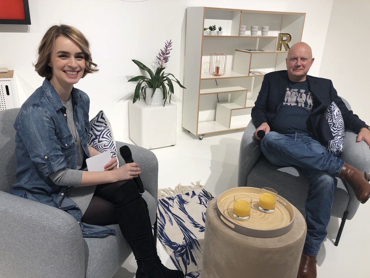 otto_de's tweet photo. Wir geben auch am Wochenende alles für unsere Besucher auf der @imm_cologne 🛋🛏 Gerade führt Living-Bloggerin @dieFrickelbude am OTTO-Stand ein Interview mit Designer Morten Georgsen aus Dänemark - sehr inspirierend! 🎤🎨 #immcologne #imm18 #ottoliving https://t.co/Ktgwla0x8Z