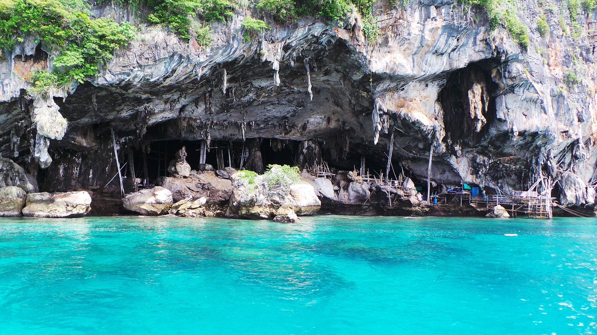 WorldPinUK's tweet photo. The Viking Cave, Phi Phi Islands, #Thailand
Accessible by long-tail boat from #TonsaiBay, the main pier on #PhiPhiIslands, #TheVikingCave is located at the bottom of a tall limestone cliff & it's name comes from the paintings found on the south east walls of the #cave
#Travel https://t.co/ZcOVzVveSs