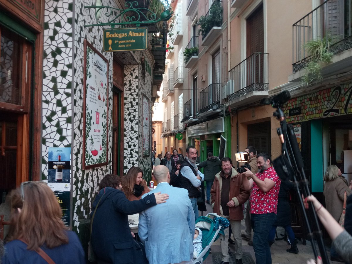 CarloBaratto's tweet photo. Un sabado cualquiera en el tubo. @BodegasAlmau #MeliMelo .#Zaragoza #Tubo https://t.co/6PM8pMQA4K