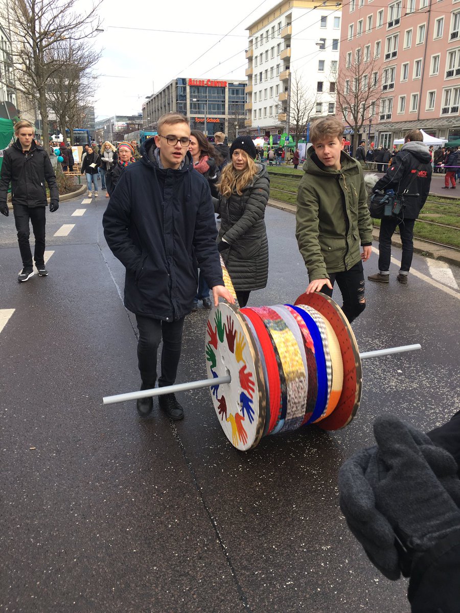 Ausgelassene Stimmung bei <a href="/DemokratieMeile/">Meile der Demokratie</a> in <a href="/Ottostadt/">Ottostadt Magdeburg</a> ! @Elmarheisterkam <a href="/SPD_LSA/">SPD Sachsen-Anhalt</a> <a href="/jusos/">Jusos in der SPD</a> <a href="/Magdeburg2025/">Magdeburg 2030</a> <a href="/AWOBund/">AWO Bundesverband</a> <a href="/einewelthaus/">AGSA@einewelthaus</a> <a href="/LpBLSA/">Du bist Politik</a>