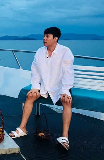 g1_baby_w's tweet photo. 흰셔츠에 반바지 그리고 썬글라스ㅠㅠㅠㅠㅠㅠㅠ
#은지원 #EUNJIWON #플랜맨 https://t.co/sNAj2yleIm
