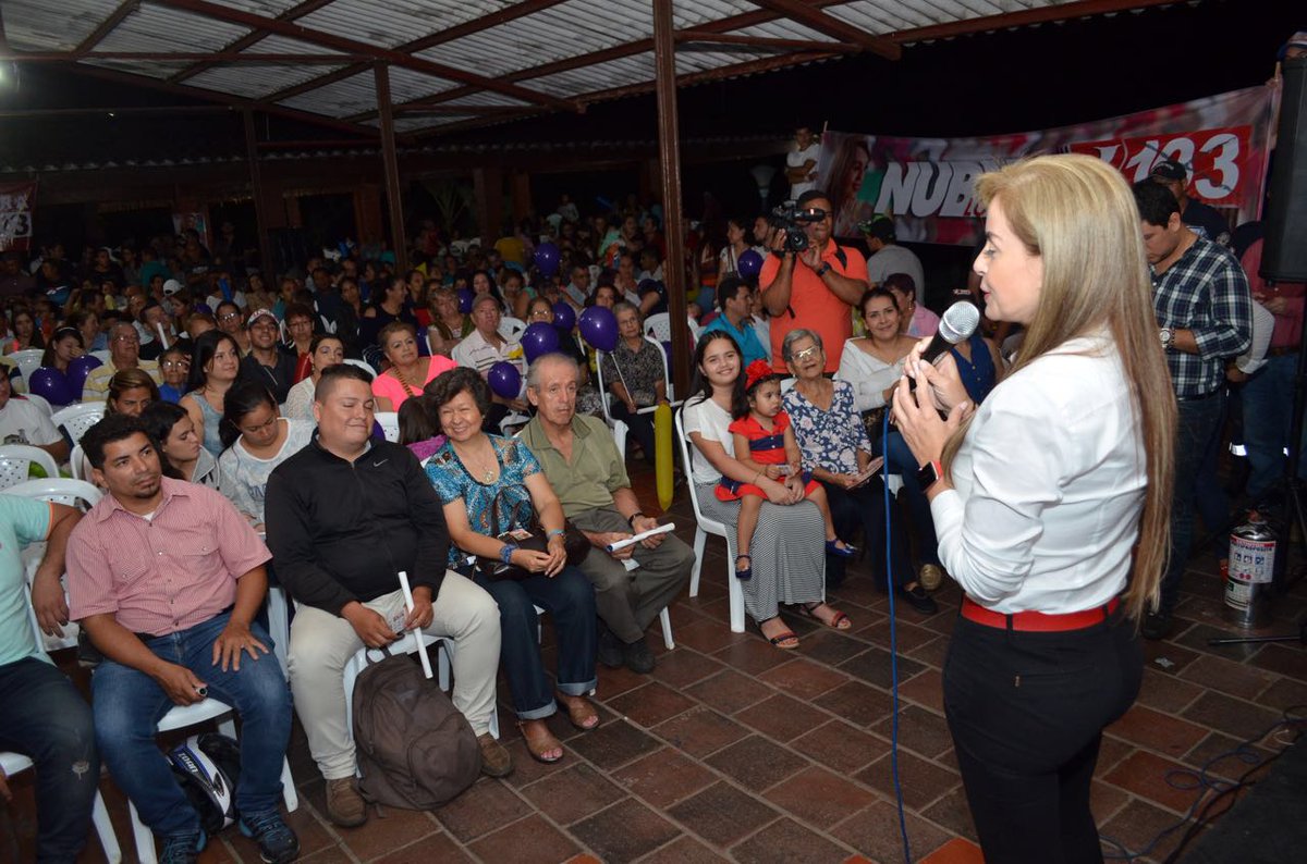 NubiaLope_z's tweet photo. Gracias a los amigos de Floridablanca por la valiosa compañía en el Club Bucarica. La confianza y el cariño que me brindan me motiva a trabajar aún más por la Ciudad Dulce de Colombia. #YoSoyNubiaLópez #L103 https://t.co/NaJCuiWwxv