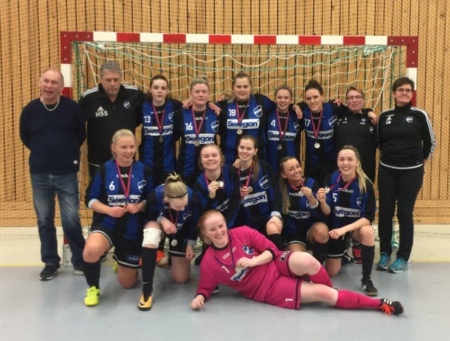 JK10IF's tweet photo. @JK10IF Ett gäng glada och medaljprydda tjejer efter en prestigefull andra plats i Vedumscupen. Starkt att pressa topplaget i div 2 till en tuff och jämn final. https://t.co/c5nLfZ8ncV