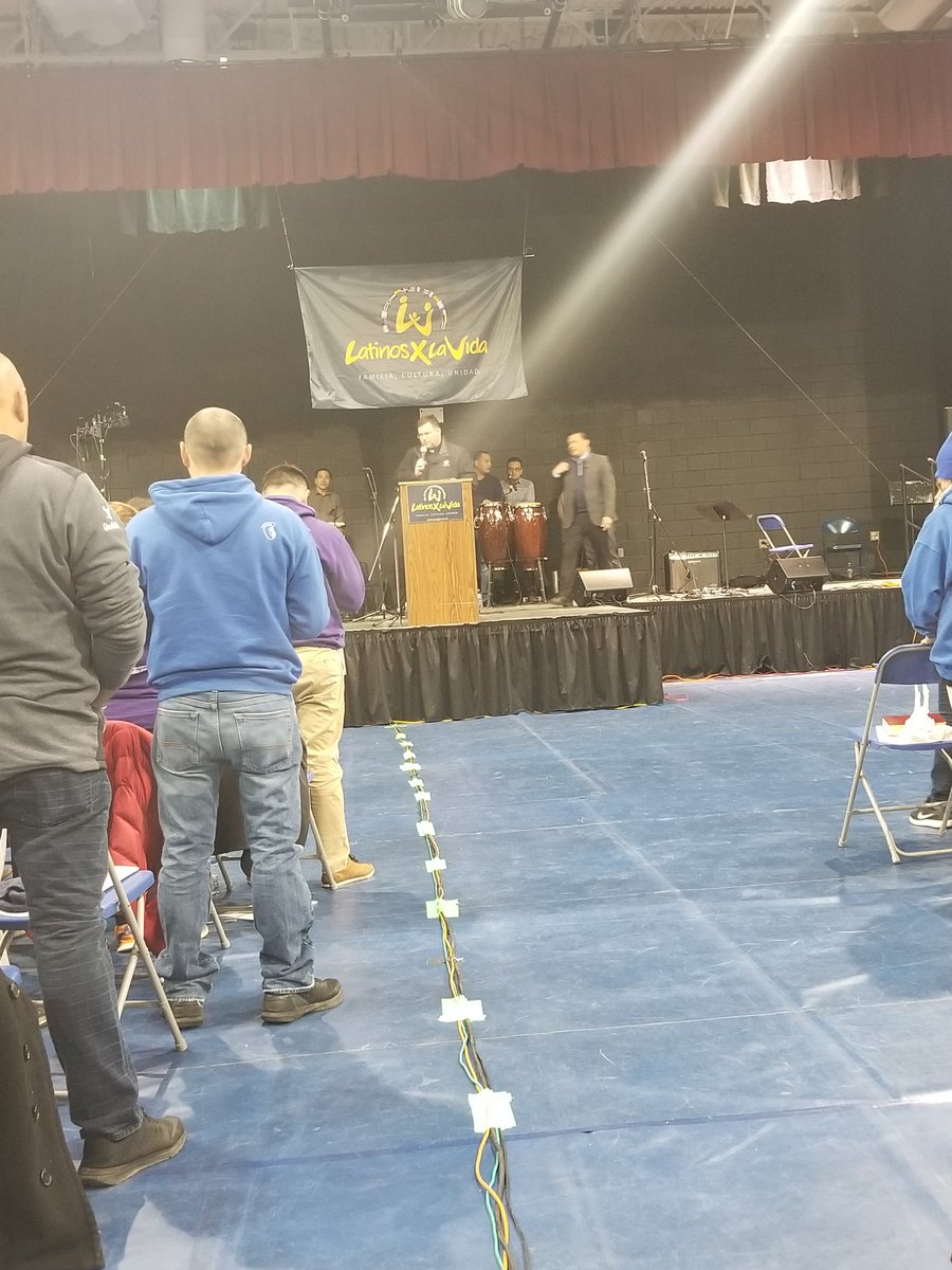 Padre Mike, párroco de San Antonio de Padua, abriendo la conferencia con una oración #LXV2018