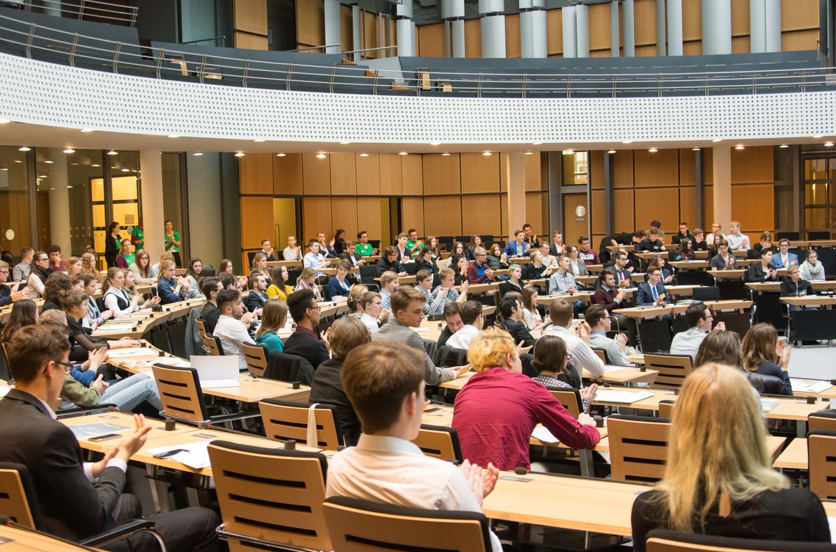 JEF_bb's tweet photo. Die Debatte läuft rund um die Innere Sicherheit geht gerade zu Ende. Der Umgang mit Gefährdern, die Vorratsdatenspeicherung und die Präventionsarbeit waren wichtige Themen, die besprochen wurden. #simep18 #simep2018 https://t.co/s8Pt7A95d8