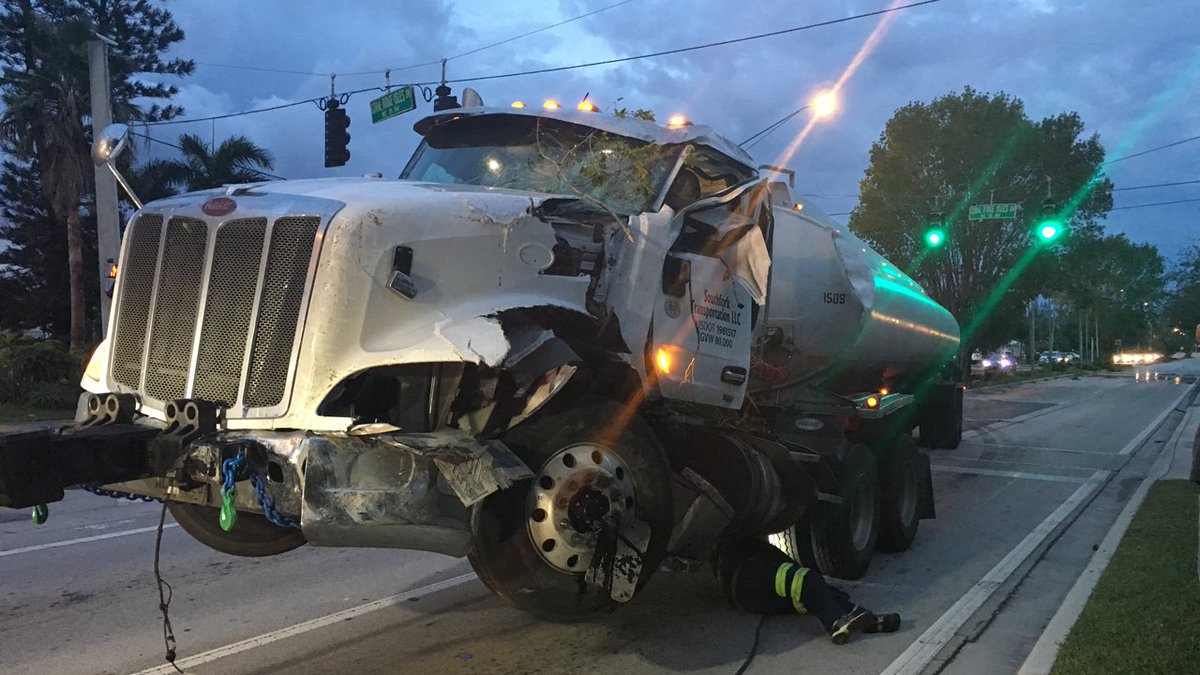 Tanker truck carrying fuel crashed into a median early this morning in Fort Lauderdale bit.ly/2mVahz4 https://t.co/d1qFflFTNB