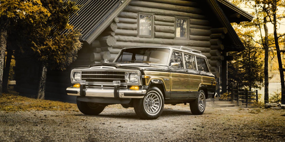 JeepMx's tweet photo. ¿Sabías que el #GrandWagoneer fue la primera SUV en combinar 4WD con transmisión automática? Con capacidades deportivas y atrapando miradas con sus detalles de lujo en madera es la predecesora de Grand Cherokee. https://t.co/9yH5SEN1X4