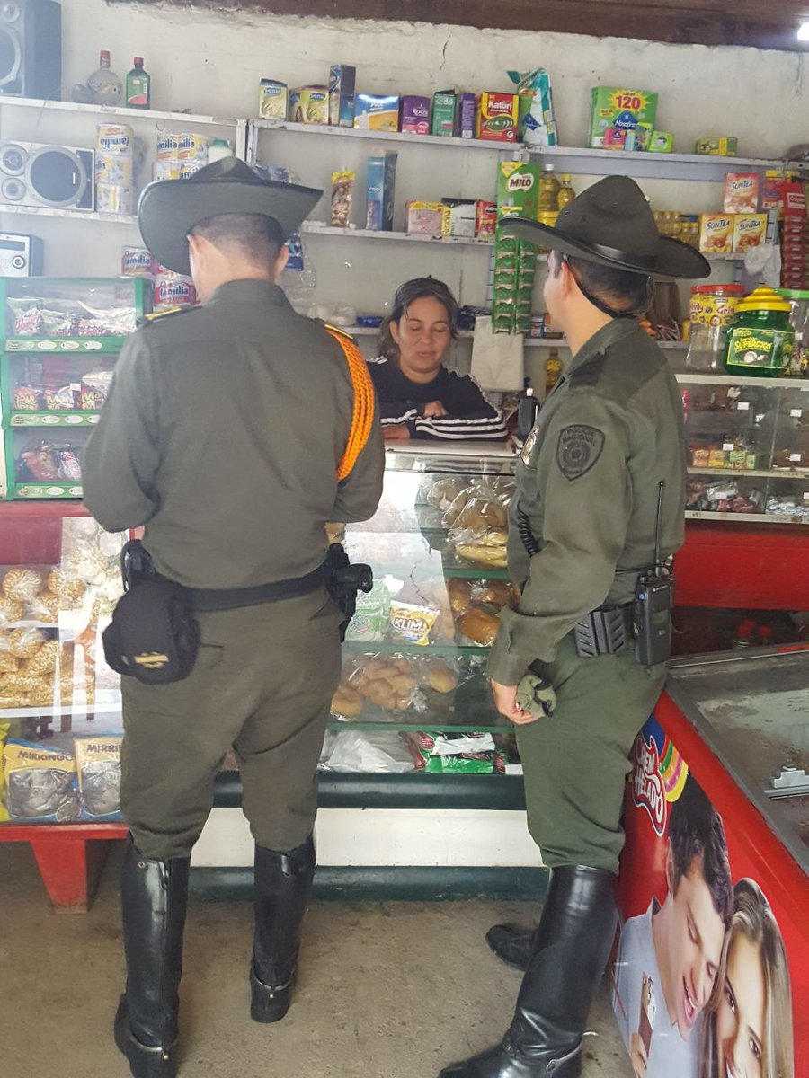 PoliciaCali's tweet photo. Fortalecer la Dirección de Carabineros y Seguridad Rural. #MTICon @CarabinerosCol en patrullajes preventivos en La sirena, La Reforma y #CristoRey #CaliCo por una #CaliSeguraYEnPaz @Region4Policia @AlcaldiaDeCali @SeguridadCali @GobiernoCali @GobValle @Policia1020FM https://t.co/VQ6HH8BKht