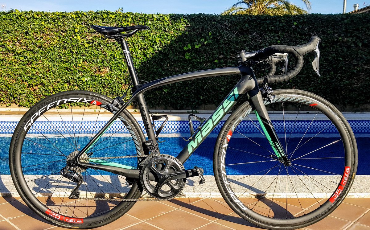 ulloa_alex_'s tweet photo. My 2018 Machine @massibikes @speedsix_wheels #ControlpackBadiaFontestad #BadiaHortofruits #Controlpack2018 #massiproslroad2018 #massibikes #bikelife #ciclisme #ciclyng #laclass #nevergiveup https://t.co/2c1A1qkxqm