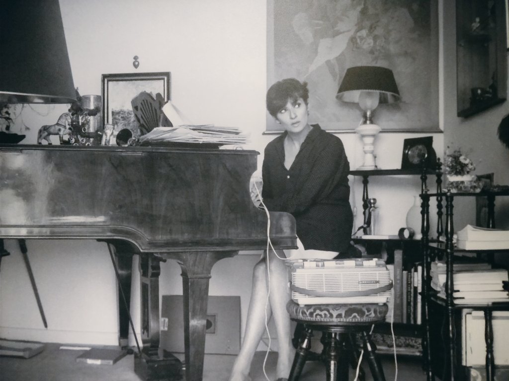 Alexandre_Sim's tweet photo. Barbara à la Philharmonie de Paris : très belle expo qui dévoile l'incroyable ascension de la chanteuse, aussi touchante, brillante que drôle (géniales séquences vidéo de tournée !) 

#derniersjours 
#lastdays 
#love 
#expobarbara https://t.co/tlJQC4JqmD