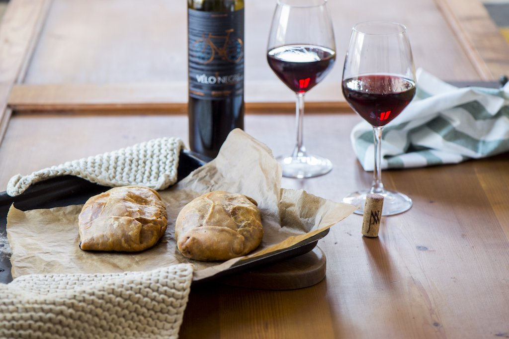 Feliç Sant Sebastià! Ho celebrem amb unes bones espinegades i un excellent vi negre de Binissalem. 🍷