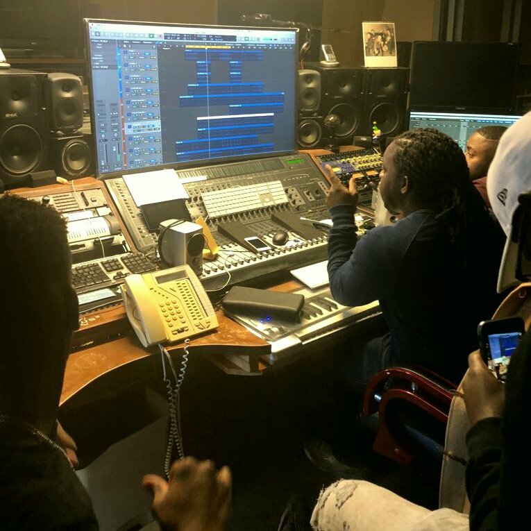 Quand tu reçois des pics de la séance de Mix de ton prochain single. Ça boss sur Panam!!!

#RAKELTEAM
#Simbathelionswhitemane 
#Onvafaireçadoucement 
GOD NEVER SLEEP!