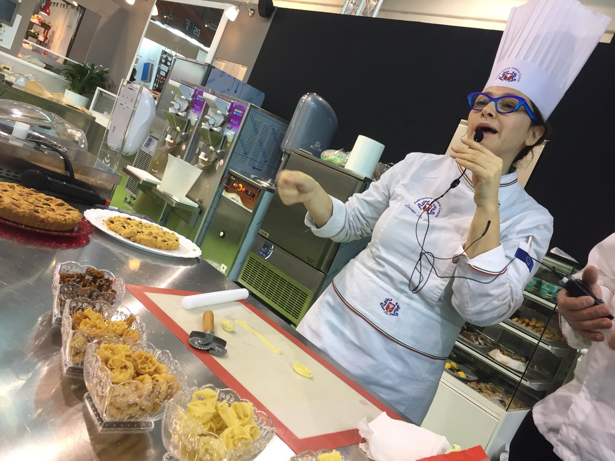 Federcuochi's tweet photo. Adesso con Lorena due dolci che ricordano #Puglia e #Lombardia #FederCuochi #Conpait #PasticceriaInternazionale #IEG al #Sigep2018 https://t.co/KIVOMfOIaJ